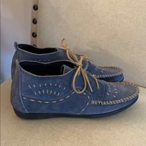 Minnetonka Blue Leather Ankle Booties, Size 6.5